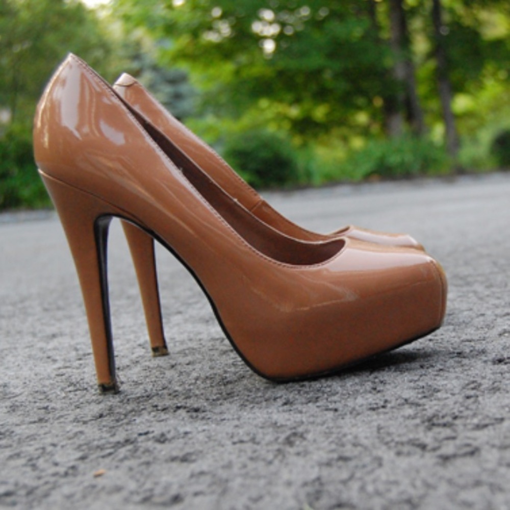 BNIB Steve Madden PATENT PLATFORM HEELS